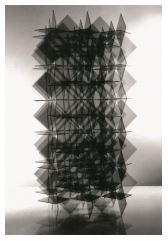 Transformation Instable Juxtaposition  Superposition, 1963-2011 - Plexiglas transparent teinté 170 × 170 × 340 cm Archives de la famille Sobrino © Archive Francisco Sobrino